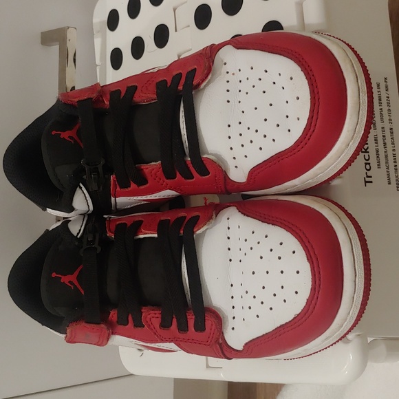 Nike Air Jordon 1 Low FlyEase - Picture 3 of 7